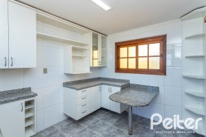 Casa à venda com 216m², 3 dormitórios, 2 suítes, 3 vagas, no bairro Espírito Santo em Porto Alegre