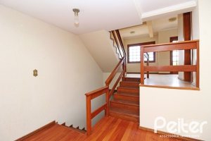 Casa à venda com 216m², 3 dormitórios, 2 suítes, 3 vagas, no bairro Espírito Santo em Porto Alegre