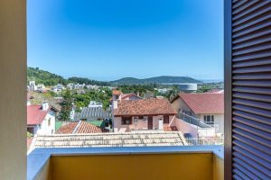 Casa à venda com 216m², 3 dormitórios, 2 suítes, 3 vagas, no bairro Espírito Santo em Porto Alegre