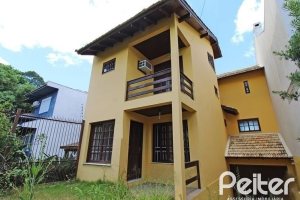 Casa à venda com 216m², 3 dormitórios, 2 suítes, 3 vagas, no bairro Espírito Santo em Porto Alegre