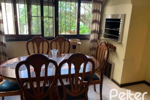 Casa à venda com 308m², 3 dormitórios, 1 suíte, 5 vagas, no bairro Cristal em Porto Alegre