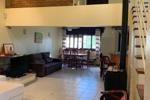 Casa à venda com 308m², 3 dormitórios, 1 suíte, 5 vagas, no bairro Cristal em Porto Alegre