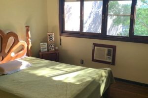 Casa à venda com 308m², 3 dormitórios, 1 suíte, 5 vagas, no bairro Cristal em Porto Alegre