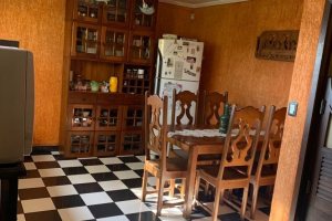 Casa à venda com 308m², 3 dormitórios, 1 suíte, 5 vagas, no bairro Cristal em Porto Alegre