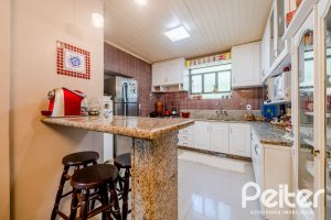 Casa à venda com 350m², 4 dormitórios, 4 suítes, 4 vagas, no bairro Tristeza em Porto Alegre