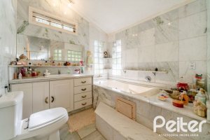 Casa à venda com 350m², 4 dormitórios, 4 suítes, 4 vagas, no bairro Tristeza em Porto Alegre