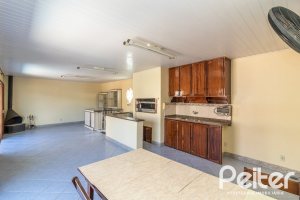 Casa à venda com 309m², 4 dormitórios, 1 suíte, 4 vagas, no bairro Ipanema em Porto Alegre