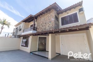 Casa à venda com 309m², 4 dormitórios, 1 suíte, 4 vagas, no bairro Ipanema em Porto Alegre