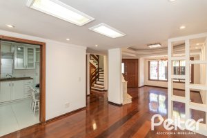 Casa à venda com 309m², 4 dormitórios, 1 suíte, 4 vagas, no bairro Ipanema em Porto Alegre