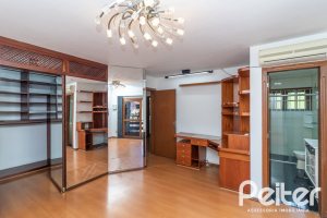 Casa à venda com 309m², 4 dormitórios, 1 suíte, 4 vagas, no bairro Ipanema em Porto Alegre