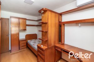 Casa à venda com 309m², 4 dormitórios, 1 suíte, 4 vagas, no bairro Ipanema em Porto Alegre