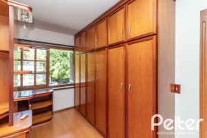 Casa à venda com 309m², 4 dormitórios, 1 suíte, 4 vagas, no bairro Ipanema em Porto Alegre