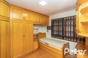 Casa à venda com 309m², 4 dormitórios, 1 suíte, 4 vagas, no bairro Ipanema em Porto Alegre