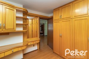 Casa à venda com 309m², 4 dormitórios, 1 suíte, 4 vagas, no bairro Ipanema em Porto Alegre