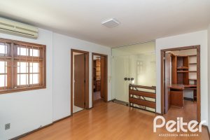 Casa à venda com 309m², 4 dormitórios, 1 suíte, 4 vagas, no bairro Ipanema em Porto Alegre