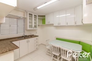 Casa à venda com 309m², 4 dormitórios, 1 suíte, 4 vagas, no bairro Ipanema em Porto Alegre
