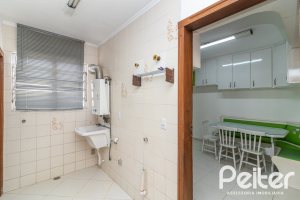 Casa à venda com 309m², 4 dormitórios, 1 suíte, 4 vagas, no bairro Ipanema em Porto Alegre