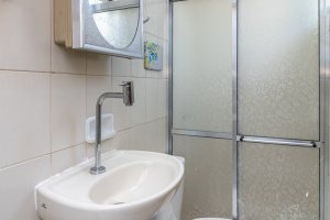 Casa à venda com 309m², 4 dormitórios, 1 suíte, 4 vagas, no bairro Ipanema em Porto Alegre