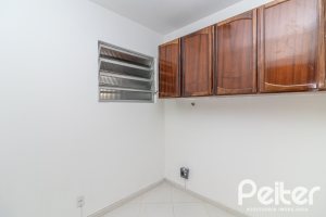 Casa à venda com 309m², 4 dormitórios, 1 suíte, 4 vagas, no bairro Ipanema em Porto Alegre