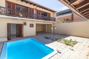 Casa à venda com 309m², 4 dormitórios, 1 suíte, 4 vagas, no bairro Ipanema em Porto Alegre