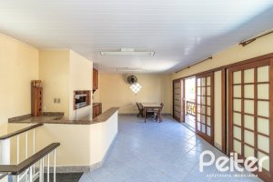 Casa à venda com 309m², 4 dormitórios, 1 suíte, 4 vagas, no bairro Ipanema em Porto Alegre