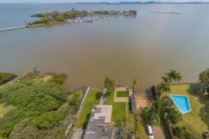 Casa à venda com 300m², 4 dormitórios, 2 suítes, 2 vagas, no bairro Tristeza em Porto Alegre