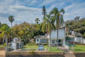 Casa à venda com 300m², 4 dormitórios, 2 suítes, 2 vagas, no bairro Tristeza em Porto Alegre