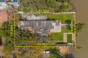 Casa à venda com 300m², 4 dormitórios, 2 suítes, 2 vagas, no bairro Tristeza em Porto Alegre