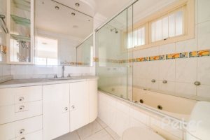 Apartamento à venda com 105m², 2 dormitórios, 1 suíte, 2 vagas, no bairro Cristal em Porto Alegre