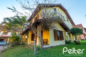 Casa em Condomínio à venda com 174m², 3 dormitórios, 1 suíte, 2 vagas, no bairro Guarujá em Porto Alegre