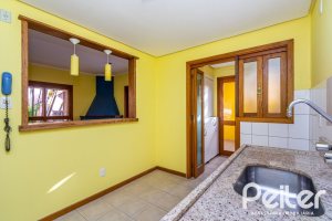 Casa em Condomínio à venda com 174m², 3 dormitórios, 1 suíte, 2 vagas, no bairro Guarujá em Porto Alegre