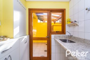 Casa em Condomínio à venda com 174m², 3 dormitórios, 1 suíte, 2 vagas, no bairro Guarujá em Porto Alegre