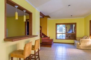 Casa em Condomínio à venda com 174m², 3 dormitórios, 1 suíte, 2 vagas, no bairro Guarujá em Porto Alegre