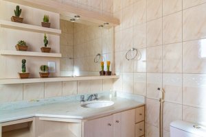 Casa em Condomínio à venda com 174m², 3 dormitórios, 1 suíte, 2 vagas, no bairro Guarujá em Porto Alegre