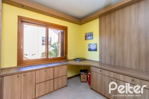 Casa em Condomínio à venda com 174m², 3 dormitórios, 1 suíte, 2 vagas, no bairro Guarujá em Porto Alegre