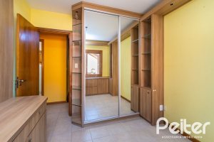 Casa em Condomínio à venda com 174m², 3 dormitórios, 1 suíte, 2 vagas, no bairro Guarujá em Porto Alegre