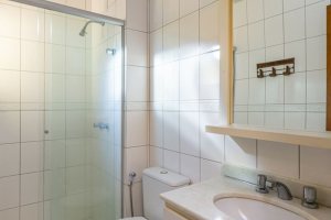 Casa em Condomínio à venda com 174m², 3 dormitórios, 1 suíte, 2 vagas, no bairro Guarujá em Porto Alegre