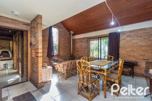 Casa à venda com 395m², 4 dormitórios, 1 suíte, 4 vagas, no bairro Vila Nova em Porto Alegre