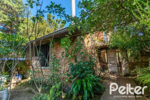 Casa à venda com 395m², 4 dormitórios, 1 suíte, 4 vagas, no bairro Vila Nova em Porto Alegre