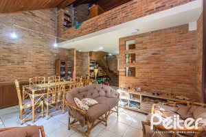 Casa à venda com 395m², 4 dormitórios, 1 suíte, 4 vagas, no bairro Vila Nova em Porto Alegre