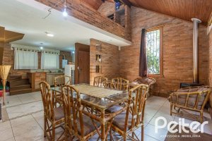 Casa à venda com 395m², 4 dormitórios, 1 suíte, 4 vagas, no bairro Vila Nova em Porto Alegre