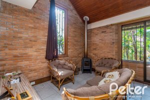 Casa à venda com 395m², 4 dormitórios, 1 suíte, 4 vagas, no bairro Vila Nova em Porto Alegre