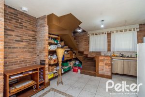 Casa à venda com 395m², 4 dormitórios, 1 suíte, 4 vagas, no bairro Vila Nova em Porto Alegre