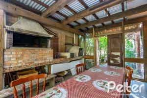 Casa à venda com 395m², 4 dormitórios, 1 suíte, 4 vagas, no bairro Vila Nova em Porto Alegre