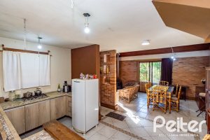 Casa à venda com 395m², 4 dormitórios, 1 suíte, 4 vagas, no bairro Vila Nova em Porto Alegre