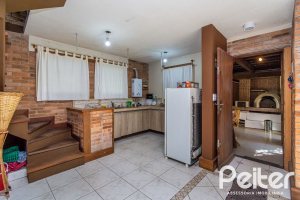 Casa à venda com 395m², 4 dormitórios, 1 suíte, 4 vagas, no bairro Vila Nova em Porto Alegre