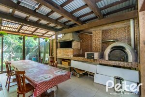 Casa à venda com 395m², 4 dormitórios, 1 suíte, 4 vagas, no bairro Vila Nova em Porto Alegre