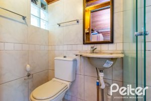 Casa à venda com 395m², 4 dormitórios, 1 suíte, 4 vagas, no bairro Vila Nova em Porto Alegre