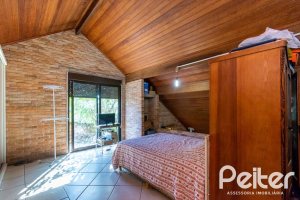 Casa à venda com 395m², 4 dormitórios, 1 suíte, 4 vagas, no bairro Vila Nova em Porto Alegre