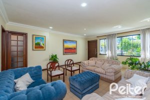 Casa à venda com 395m², 4 dormitórios, 1 suíte, 4 vagas, no bairro Vila Nova em Porto Alegre